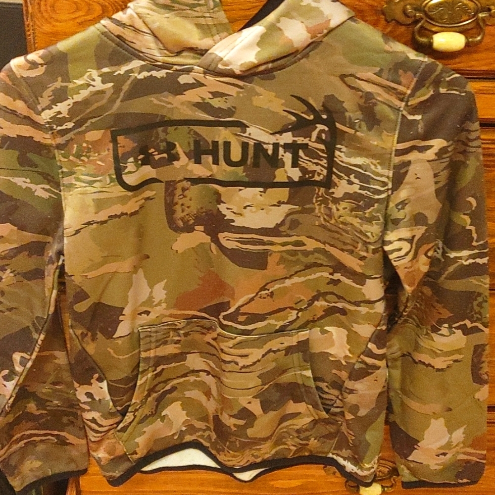 Boys hoodie under armor size YLG